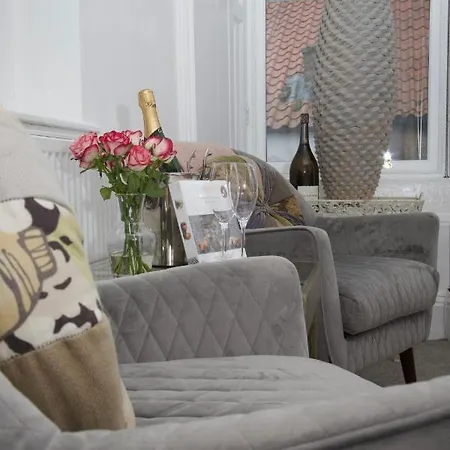 Mademoiselle'S Boutique Holiday Accommodation Уитби Экстерьер фото